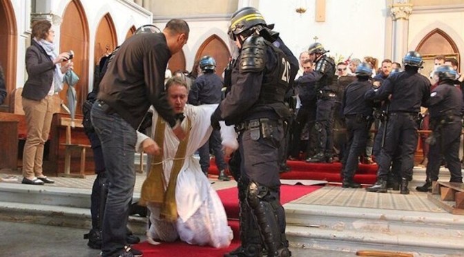 Police used teargas to remove parishioners during traditional Mass in France